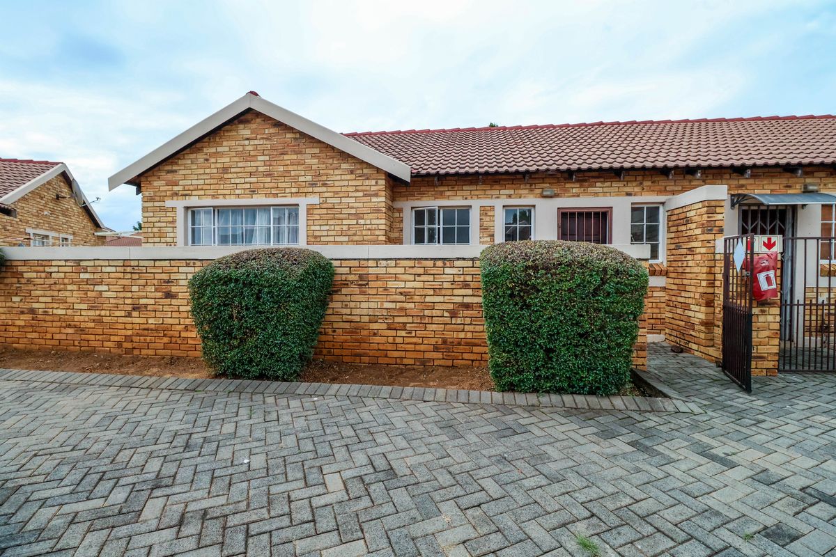 2 Bedroom townhouse in Heuwelsig Estate with spacious wrap-around garden! - Photo 2
