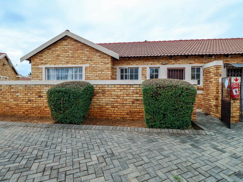 2 Bedroom townhouse in Heuwelsig Estate with spacious wrap-around garden! - Photo 2