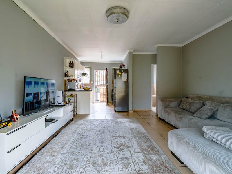 2 Bedroom townhouse in Heuwelsig Estate with spacious wrap-around garden! - Photo 10