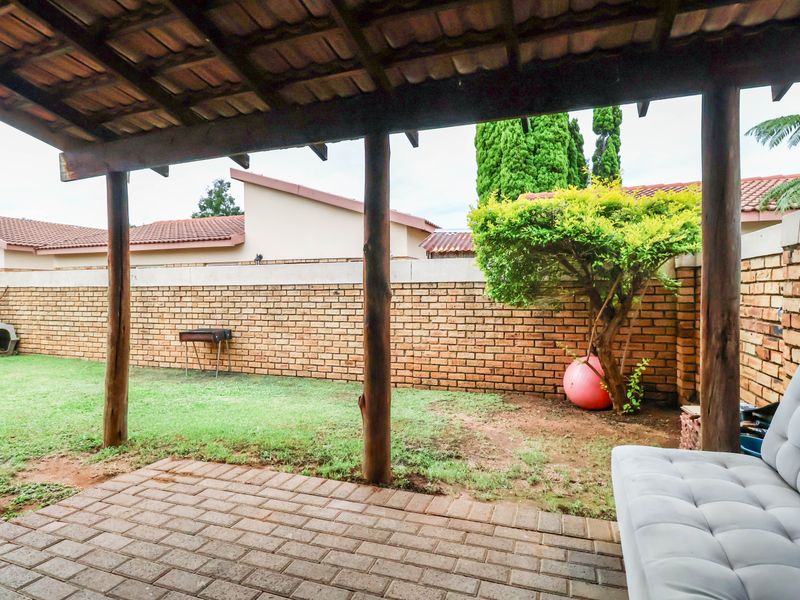 2 Bedroom townhouse in Heuwelsig Estate with spacious wrap-around garden! - Photo 9