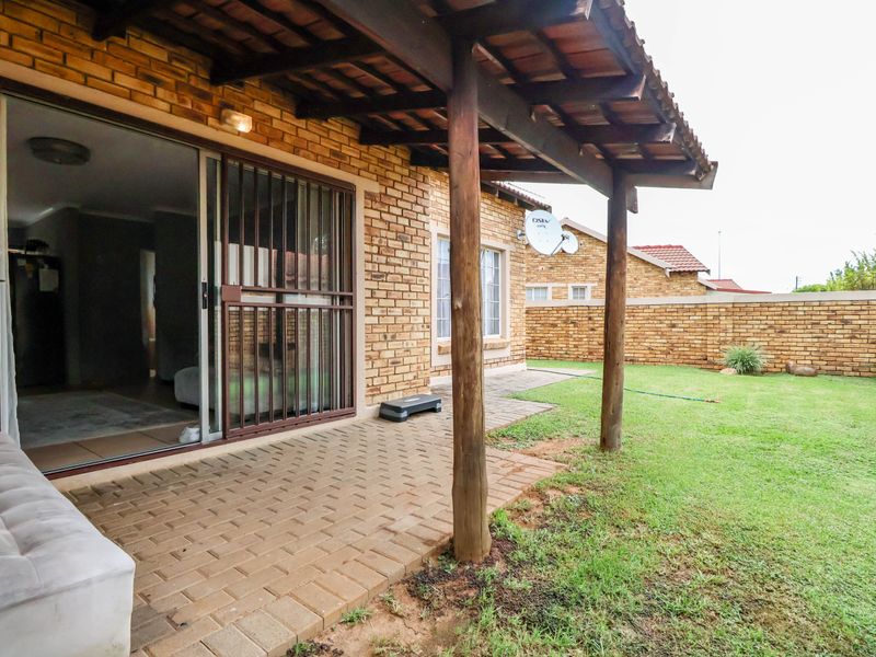 2 Bedroom townhouse in Heuwelsig Estate with spacious wrap-around garden! - Photo 8