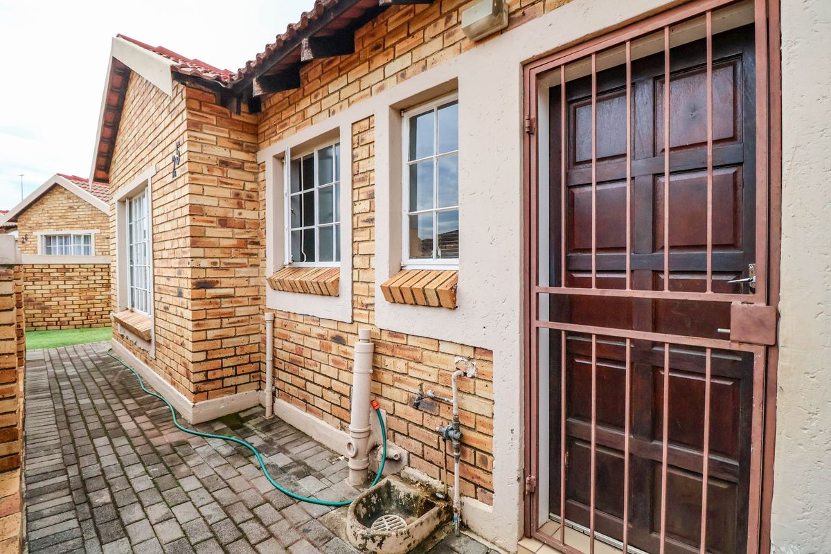 2 Bedroom townhouse in Heuwelsig Estate with spacious wrap-around garden! - Photo 4