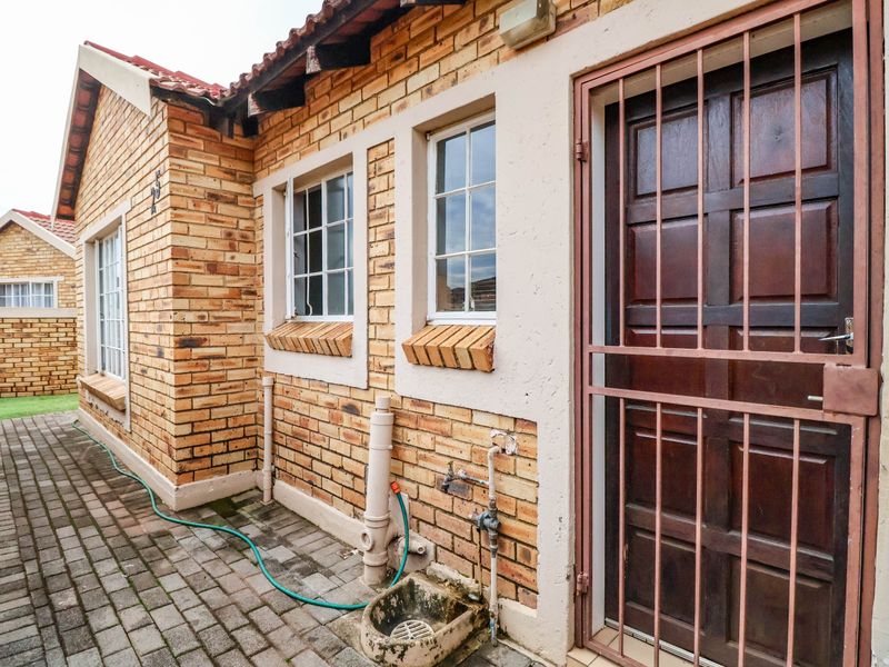 2 Bedroom townhouse in Heuwelsig Estate with spacious wrap-around garden! - Photo 4