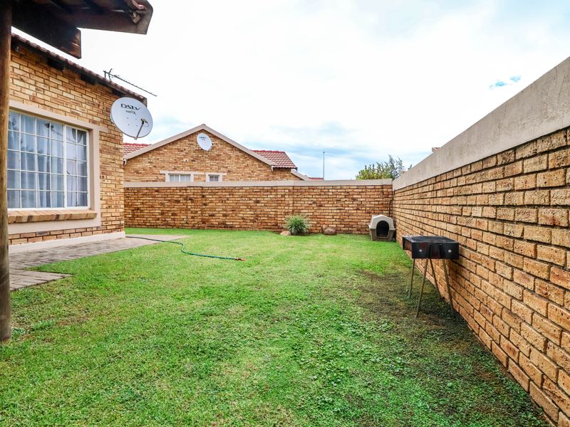 2 Bedroom townhouse in Heuwelsig Estate with spacious wrap-around garden! - Photo 6