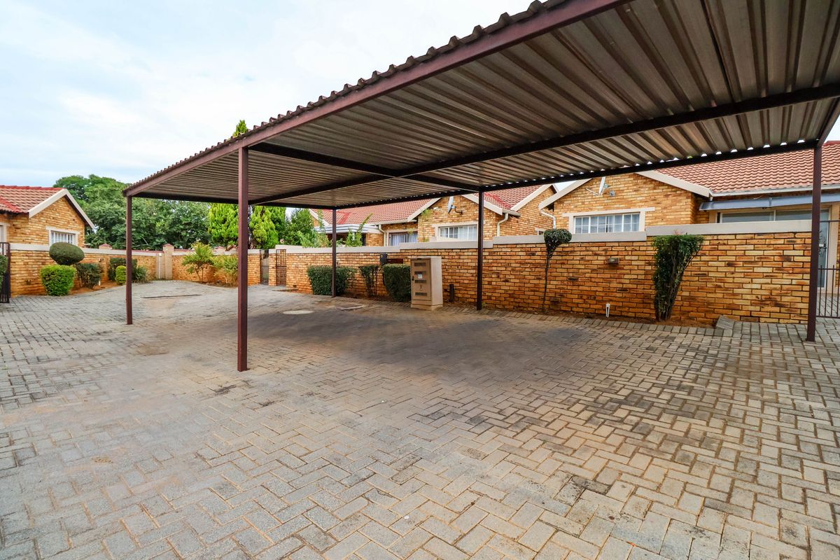 2 Bedroom townhouse in Heuwelsig Estate with spacious wrap-around garden! - Photo 3
