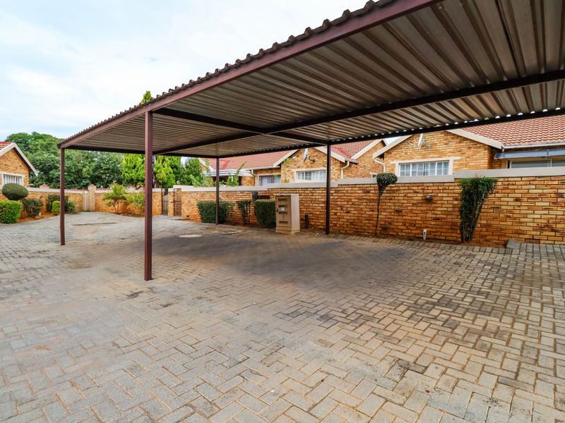 2 Bedroom townhouse in Heuwelsig Estate with spacious wrap-around garden! - Photo 3