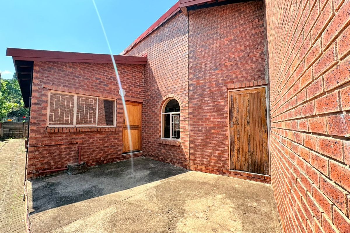 Charming Townhouse in Small, Well-Maintained Complex - Photo 5