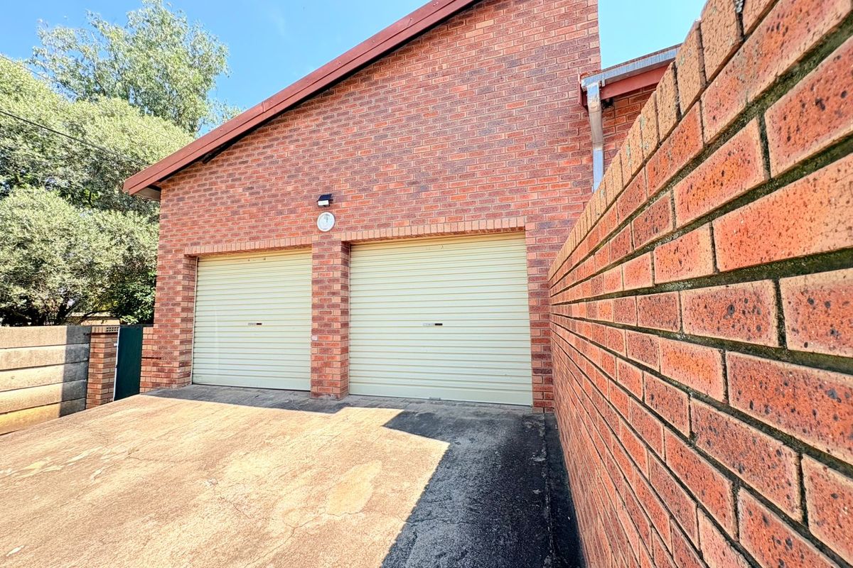 Charming Townhouse in Small, Well-Maintained Complex - Photo 3