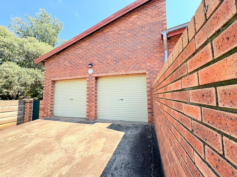 Charming Townhouse in Small, Well-Maintained Complex - Photo 3