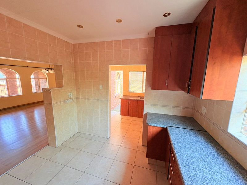 Charming Townhouse in Small, Well-Maintained Complex - Photo 7