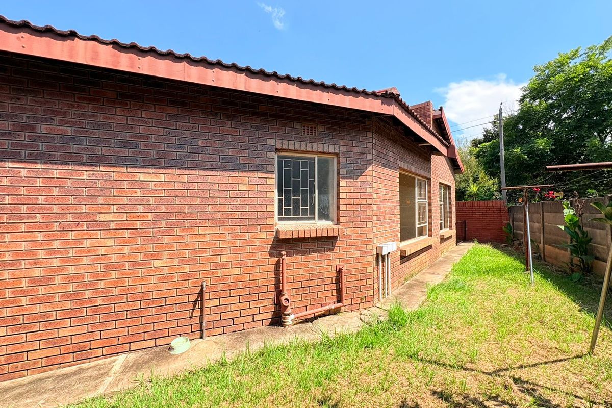 Charming Townhouse in Small, Well-Maintained Complex - Photo 4