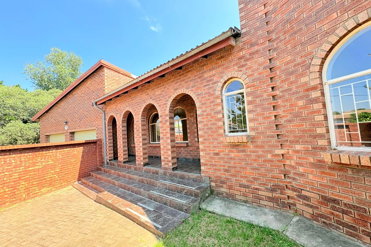 Charming Townhouse in Small, Well-Maintained Complex - Photo 2