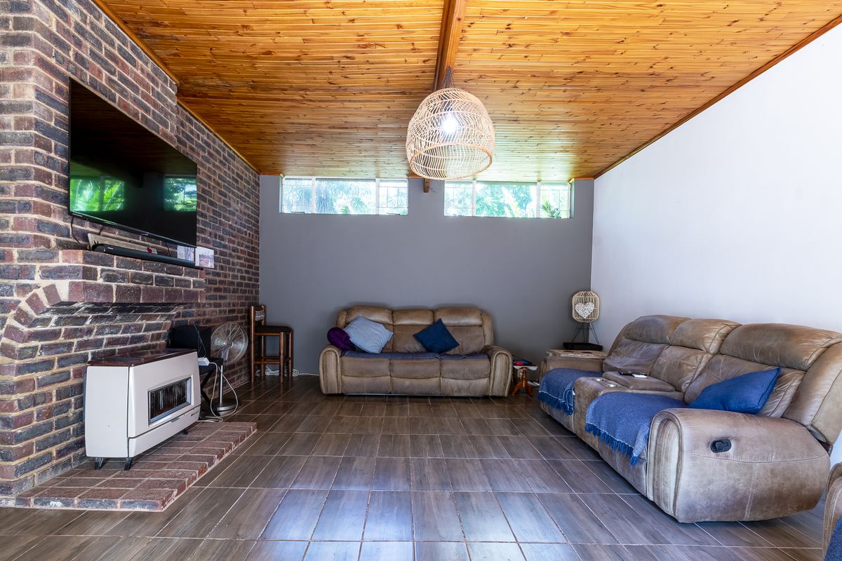 Spacious, Secure 4 bed Freehold in Brunaly Estate —your dream family oasis awaits! - Photo 5