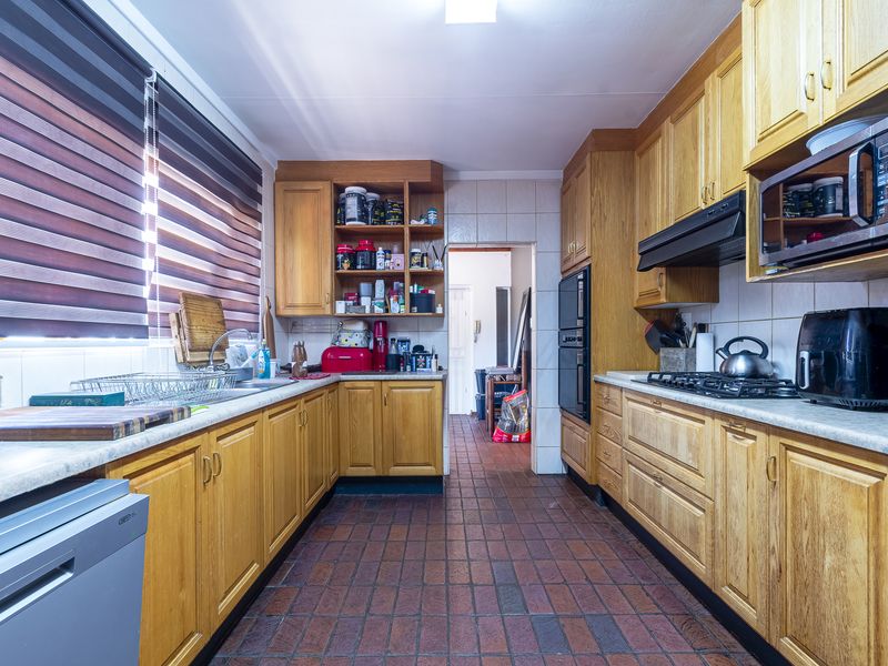 Spacious, Secure 4 bed Freehold in Brunaly Estate —your dream family oasis awaits! - Photo 10