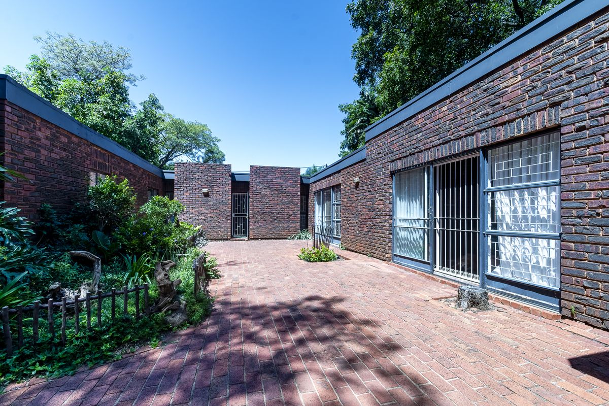Spacious, Secure 4 bed Freehold in Brunaly Estate —your dream family oasis awaits! - Photo 2