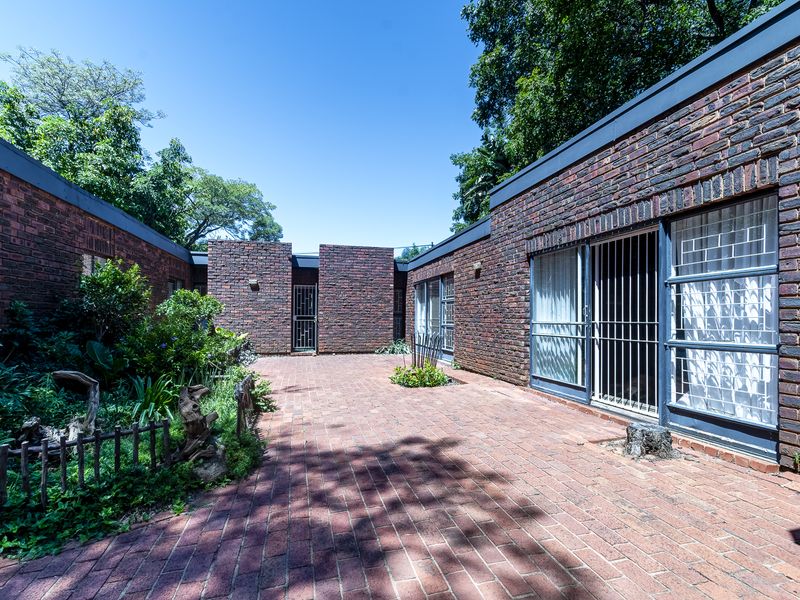 Spacious, Secure 4 bed Freehold in Brunaly Estate —your dream family oasis awaits! - Photo 2