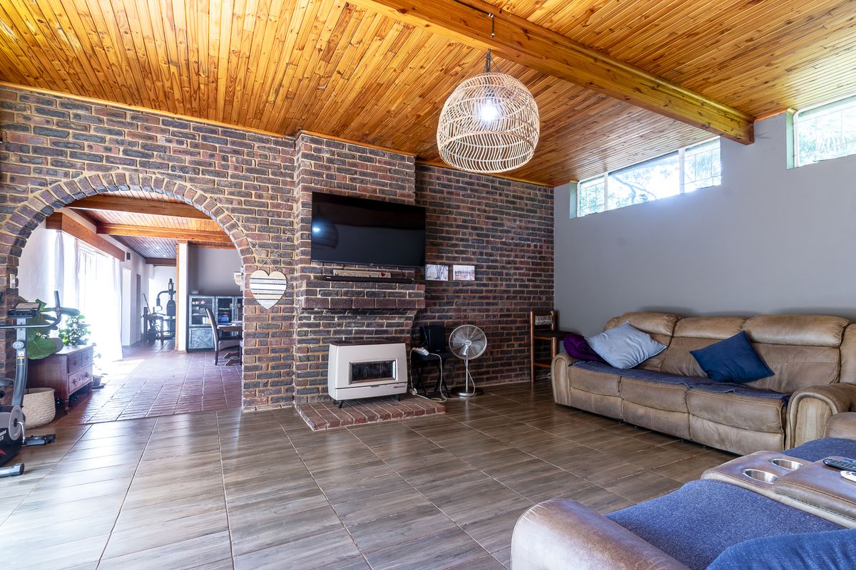 Spacious, Secure 4 bed Freehold in Brunaly Estate —your dream family oasis awaits! - Photo 4