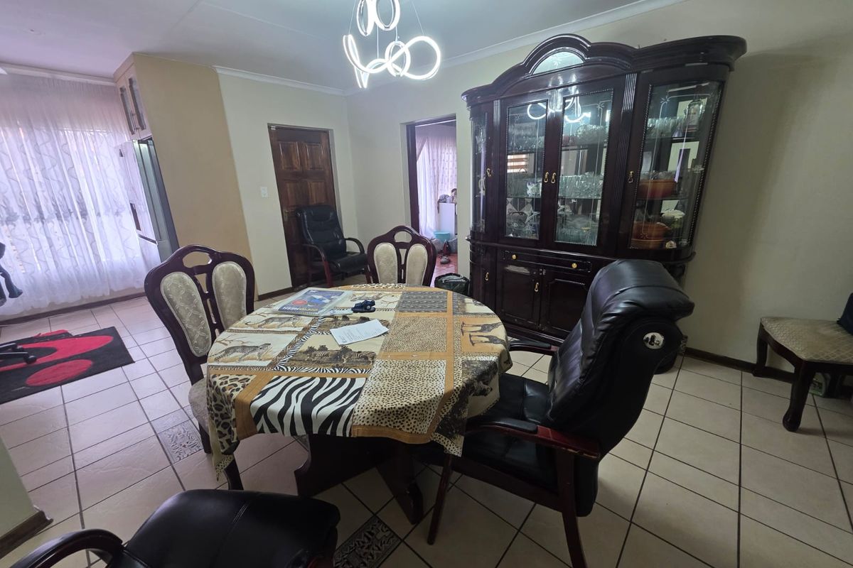 Spacious 4-Bedroom Family Home with All Utilities Included - Photo 4