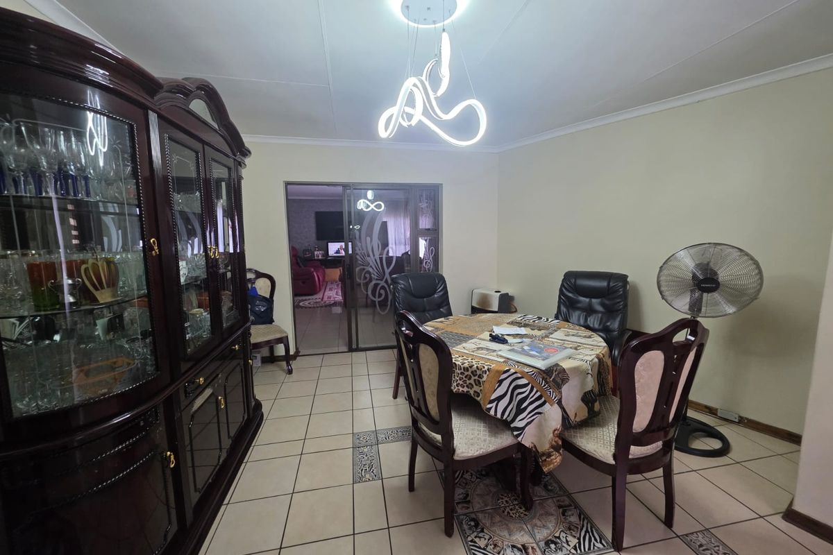 Spacious 4-Bedroom Family Home with All Utilities Included - Photo 5