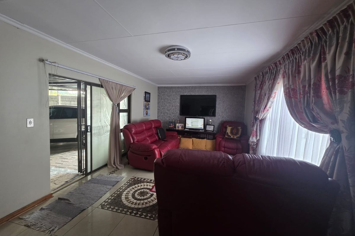 Spacious 4-Bedroom Family Home with All Utilities Included - Photo 2