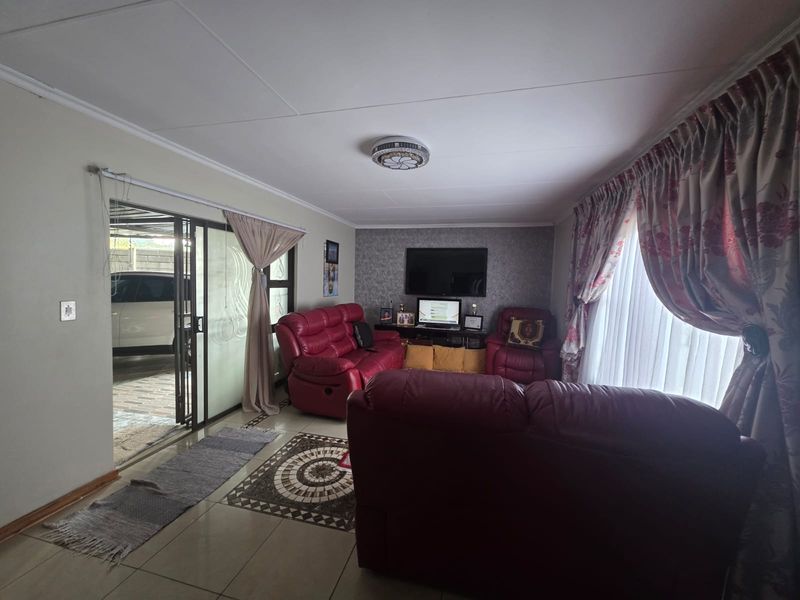 Spacious 4-Bedroom Family Home with All Utilities Included - Photo 2