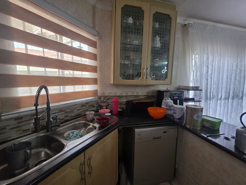 Spacious 4-Bedroom Family Home with All Utilities Included - Photo 8