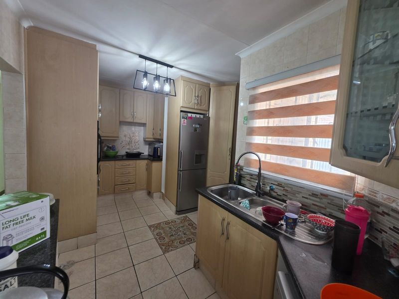 Spacious 4-Bedroom Family Home with All Utilities Included - Photo 6