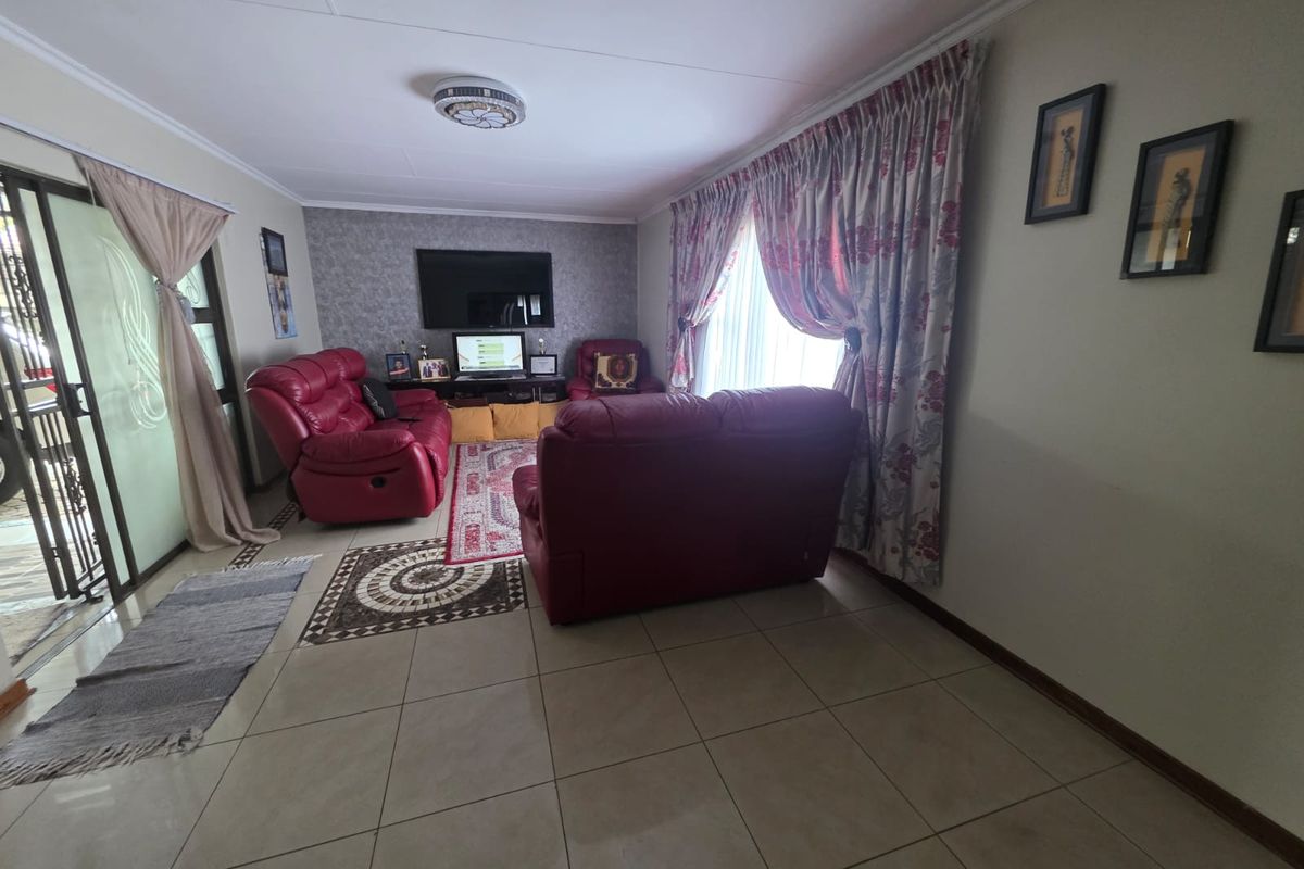 Spacious 4-Bedroom Family Home with All Utilities Included - Photo 3