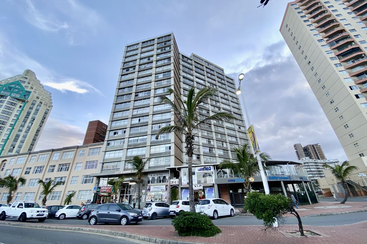 Prime Beachfront Investment – Fully Furnished Apartment with Strong Letting Potential - Photo 2