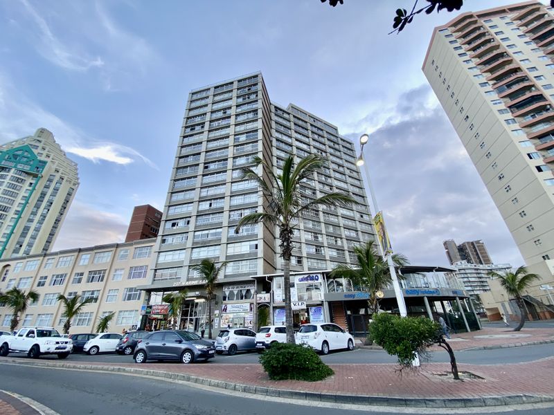 Prime Beachfront Investment – Fully Furnished Apartment with Strong Letting Potential - Photo 2