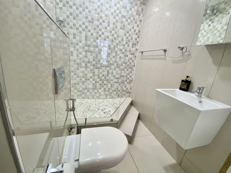 Prime Beachfront Investment – Fully Furnished Apartment with Strong Letting Potential - Photo 8