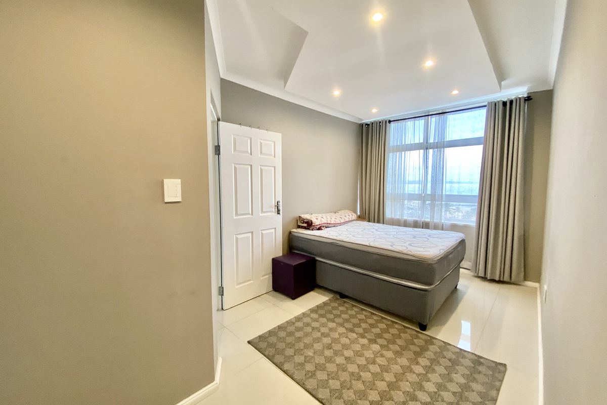 Prime Beachfront Investment – Fully Furnished Apartment with Strong Letting Potential - Photo 5