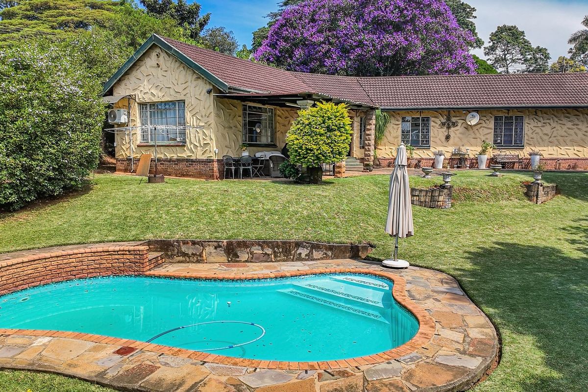 Charming Family Home with Garden, Pool & Great Potential – Prestbury - Photo 3