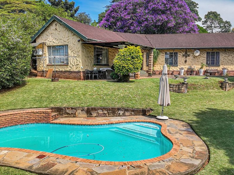 Charming Family Home with Garden, Pool & Great Potential – Prestbury - Photo 3