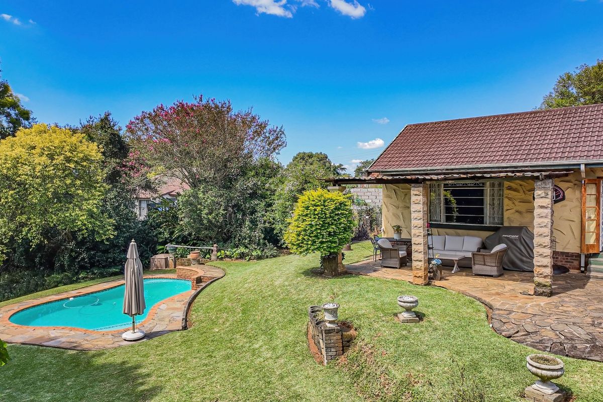 Charming Family Home with Garden, Pool & Great Potential – Prestbury - Photo 4