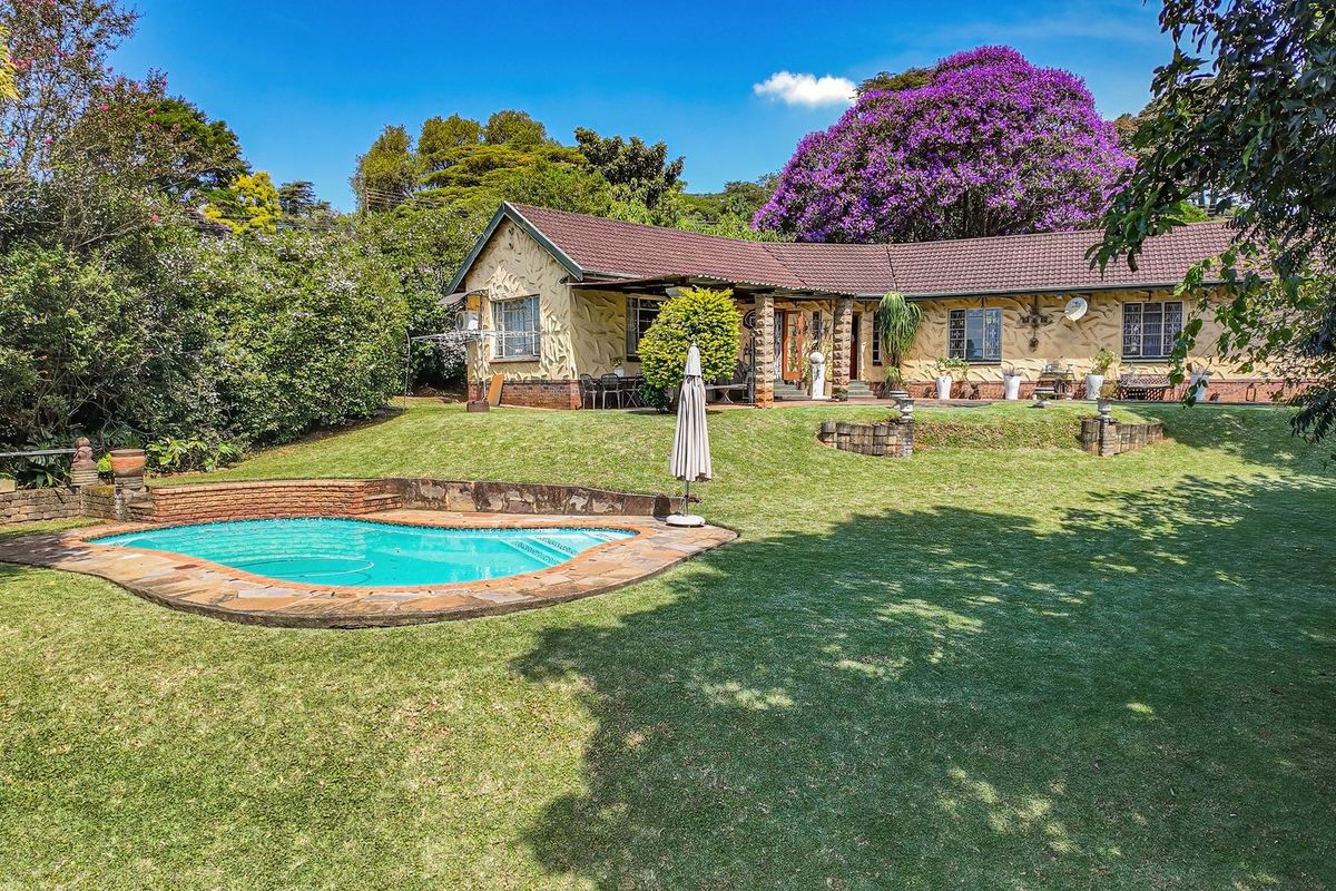 Charming Family Home with Garden, Pool & Great Potential – Prestbury - Photo 2