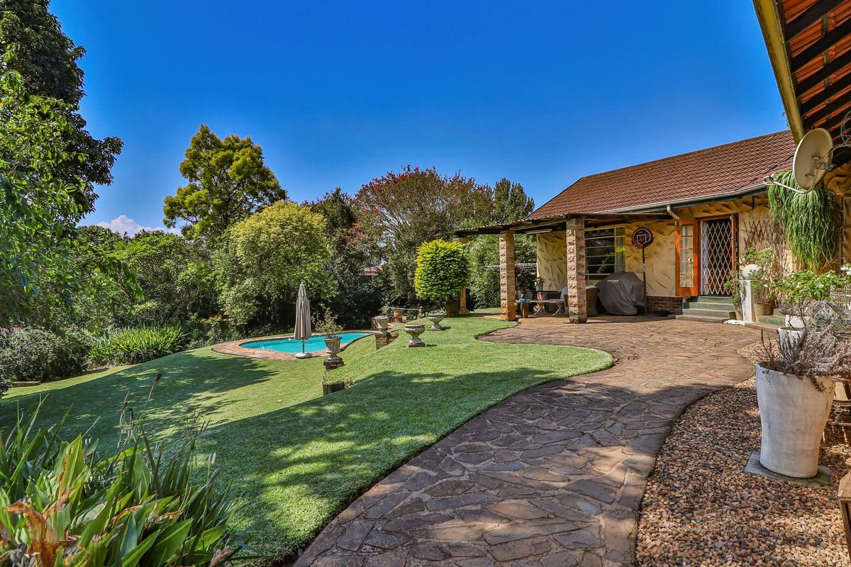 Charming Family Home with Garden, Pool & Great Potential – Prestbury - Photo 5