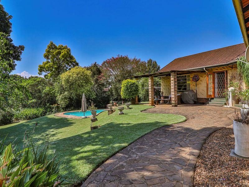 Charming Family Home with Garden, Pool & Great Potential – Prestbury - Photo 5