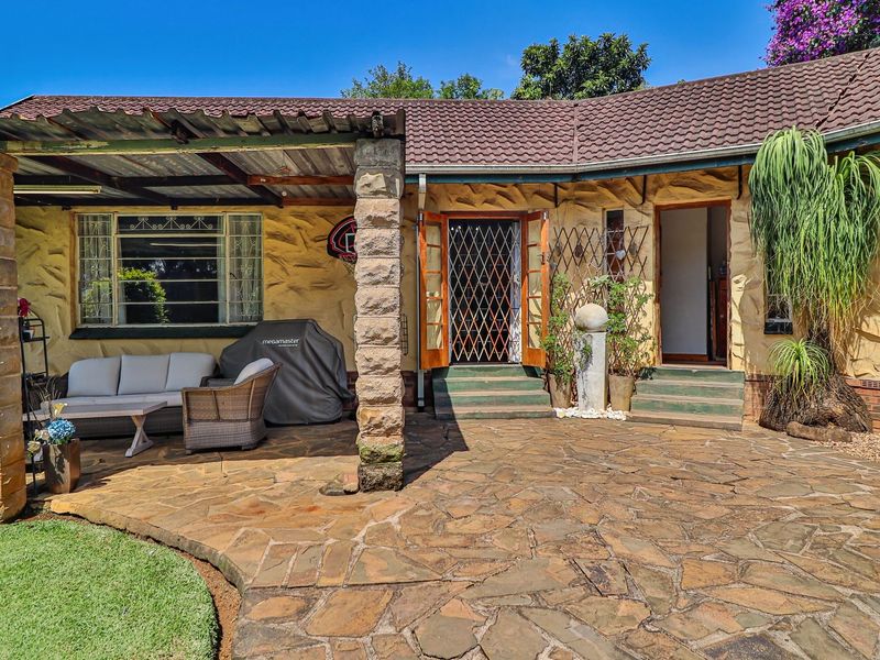 Charming Family Home with Garden, Pool & Great Potential – Prestbury - Photo 9