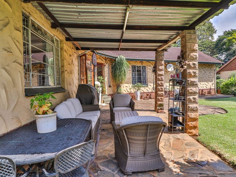 Charming Family Home with Garden, Pool & Great Potential – Prestbury - Photo 8