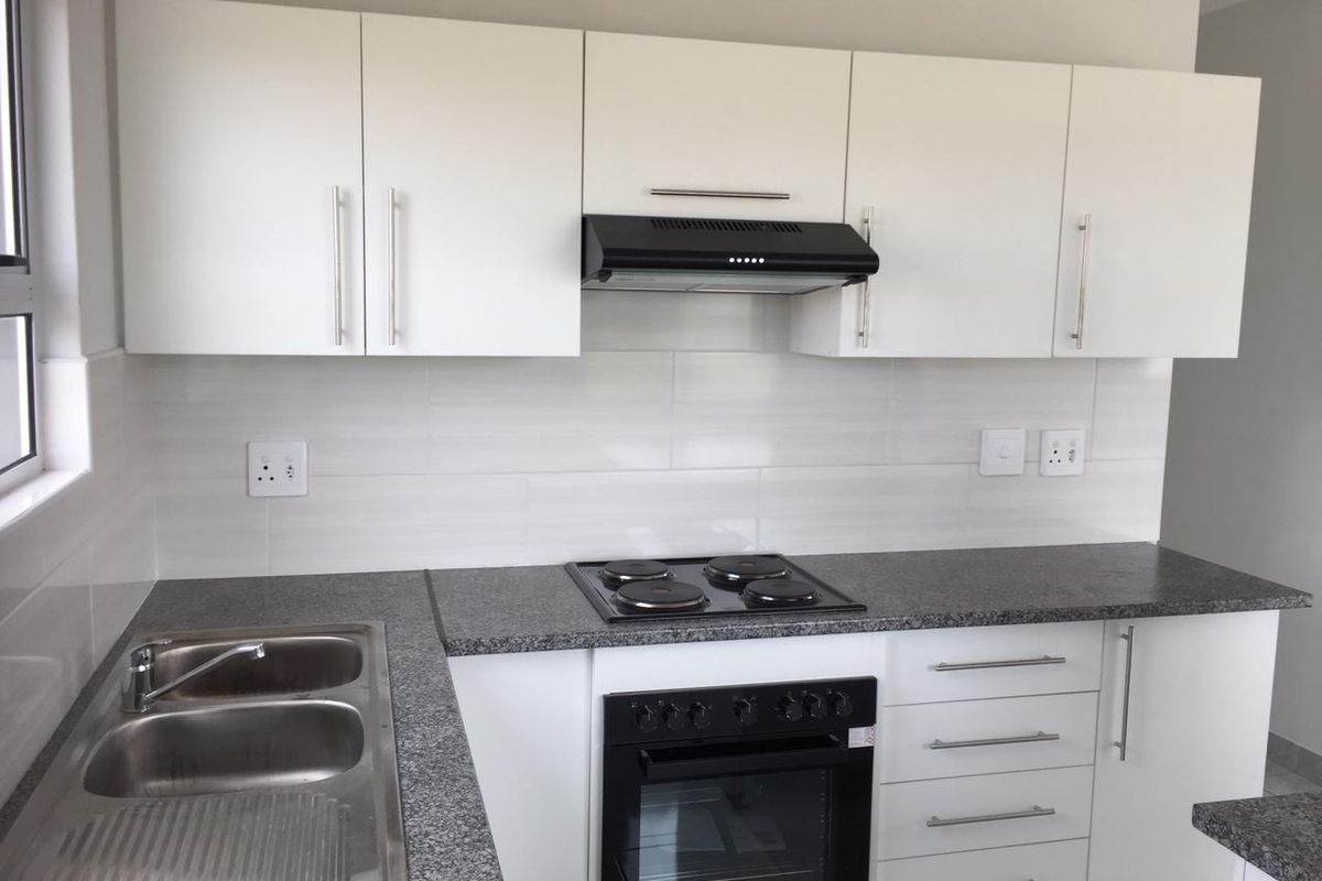 Modern Three Bedroom Townhouse in Secure Gonubie Complex - Photo 3