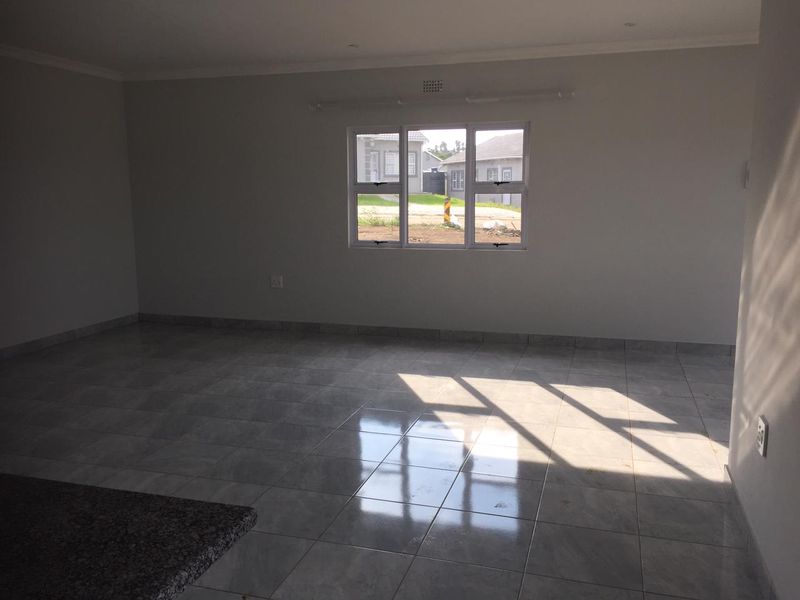 Modern Three Bedroom Townhouse in Secure Gonubie Complex - Photo 5