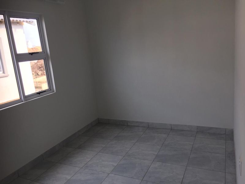 Modern Three Bedroom Townhouse in Secure Gonubie Complex - Photo 6