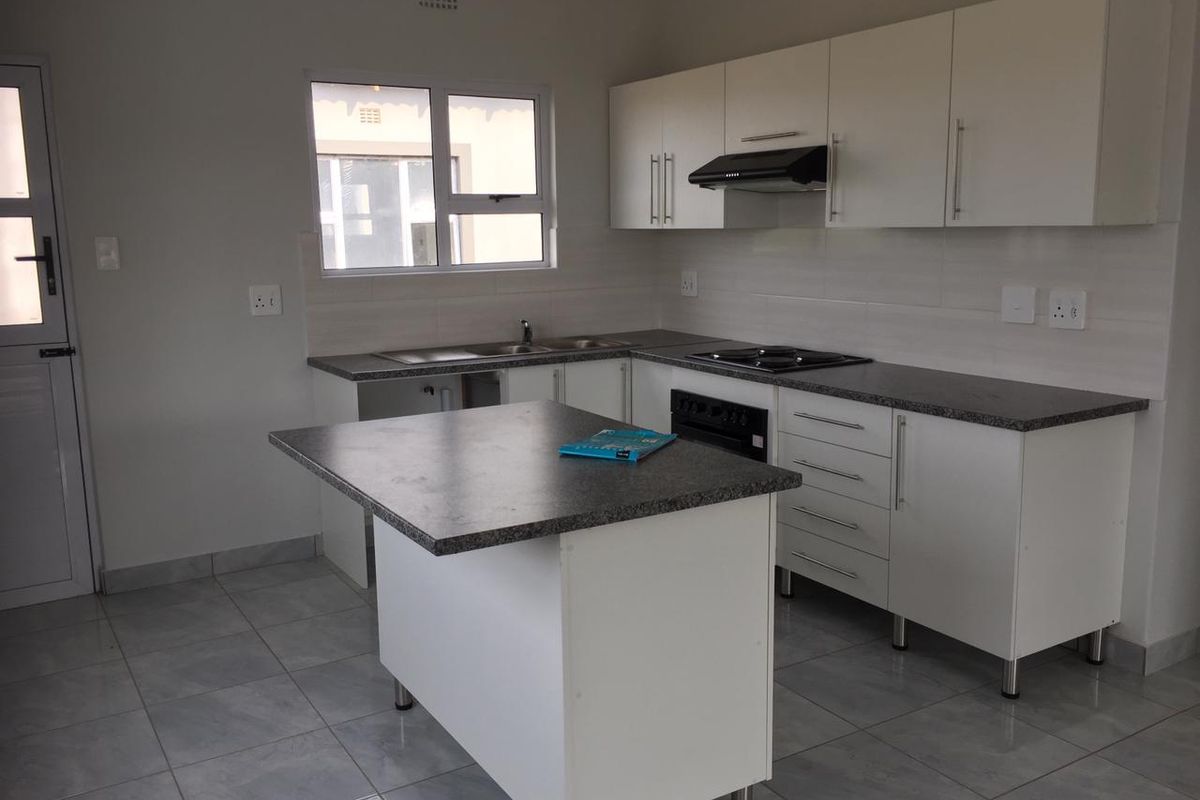 Modern Three Bedroom Townhouse in Secure Gonubie Complex - Photo 2