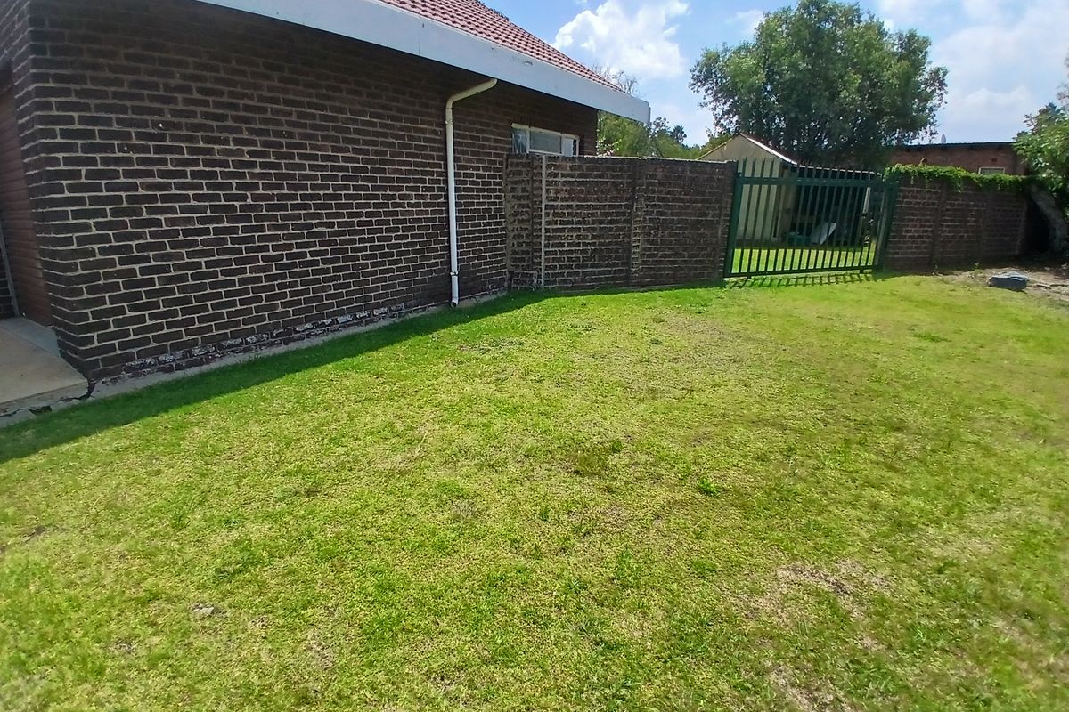 Entertainment Oasis: 4- Bedroom Dream home with Epic yard - Photo 4