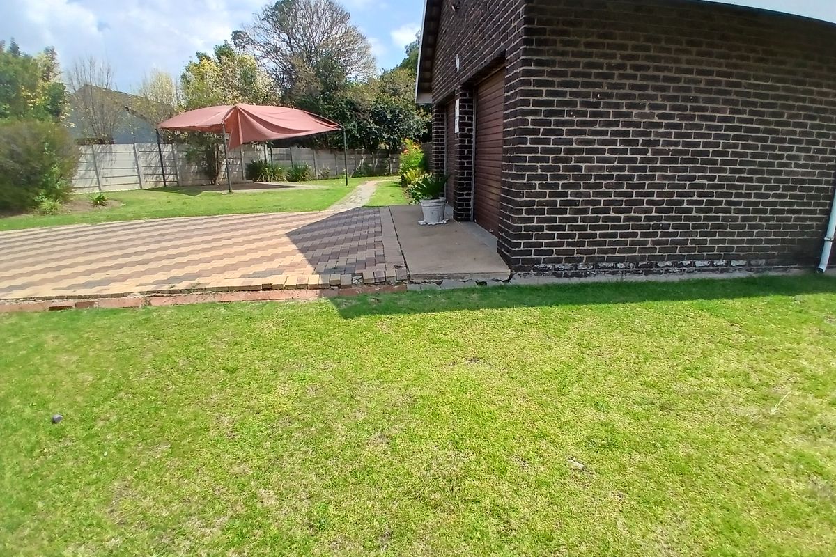 Entertainment Oasis: 4- Bedroom Dream home with Epic yard - Photo 3