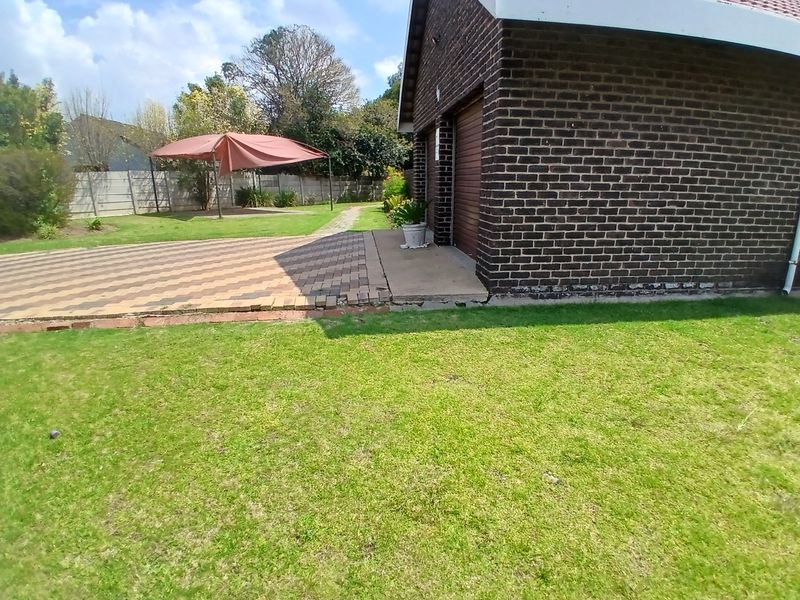 Entertainment Oasis: 4- Bedroom Dream home with Epic yard - Photo 3