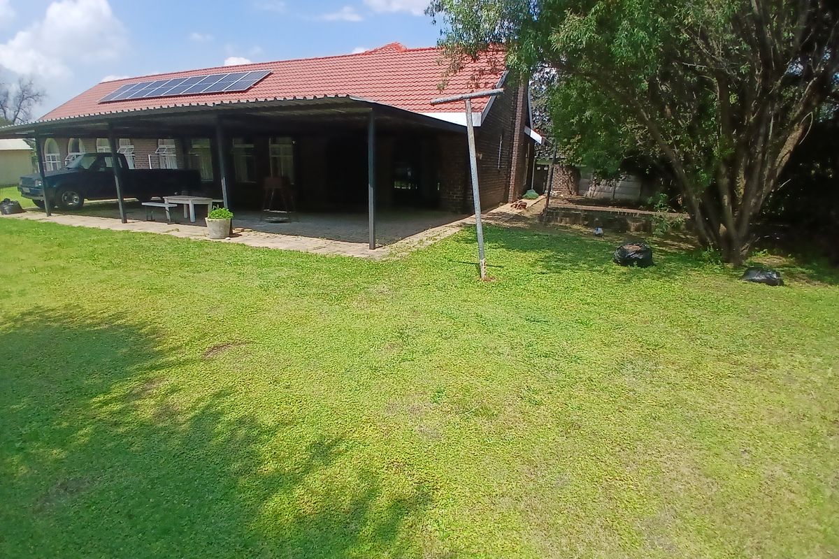 Entertainment Oasis: 4- Bedroom Dream home with Epic yard - Photo 2