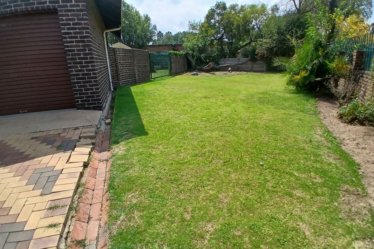 Entertainment Oasis: 4- Bedroom Dream home with Epic yard - Photo 5