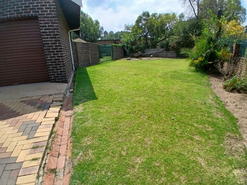 Entertainment Oasis: 4- Bedroom Dream home with Epic yard - Photo 5